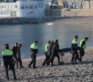 Sant Feliu de Guíxols. Aixecament del cadàver d'un home aparegut mort i nu a la platja, sense indicis de violència. Hipòtesi que és un indigent  Careto: No  Foto: Emili Agulló