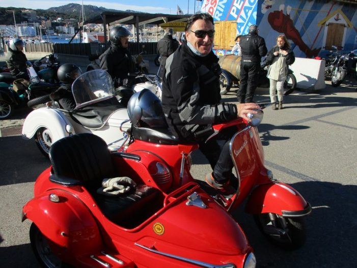 Una vuitantena de motos històriques van fer parada als Jardins Juli Garreta