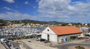 Sant Feliu de Guíxols. Port vista parcial de la zona portuària a l'entorn del Club Nàutic i el Tinglado. Dic i contradic i embarcacions