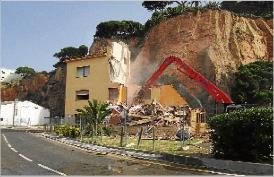 Comencen a enderrocar els edificis del port de Sant Feliu de Guíxols