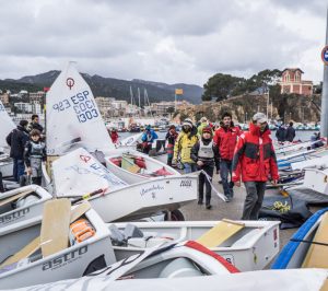 Vela. 300 regatistes participen a la I Guíxols Cup en el Club Nàutic Sant Feliu