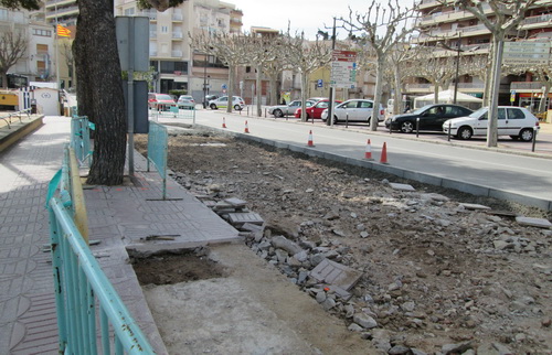 EIXAMPLEN UN TRAM DE LA VORERA DEL PASSEIG MARÍTIM