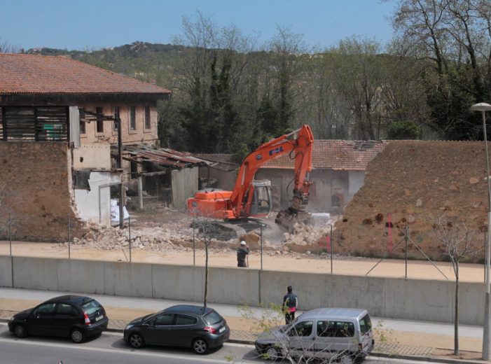 Part de la vella Ileco de Sant Feliu va a terra