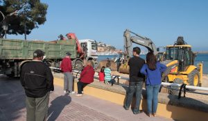 Platja de Sant Feliu de Guíxols. Inici de l'operació de transvasament de sorra entre sa Riera i la platja guixolenca