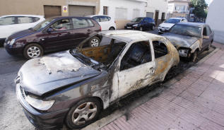 Cremen tres vehicles a Sant Feliu de Guíxols de matinada