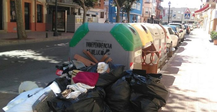 Manifestació a Sant Feliu contra la vaga d’escombriaires