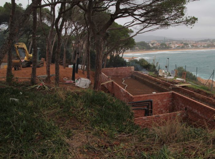 Reprenen les obres de la piscina del nou hotel Alàbriga de Sant Feliu