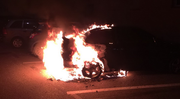 Cremen totalment dos vehicles en un carrer de Sant Feliu de Guíxols