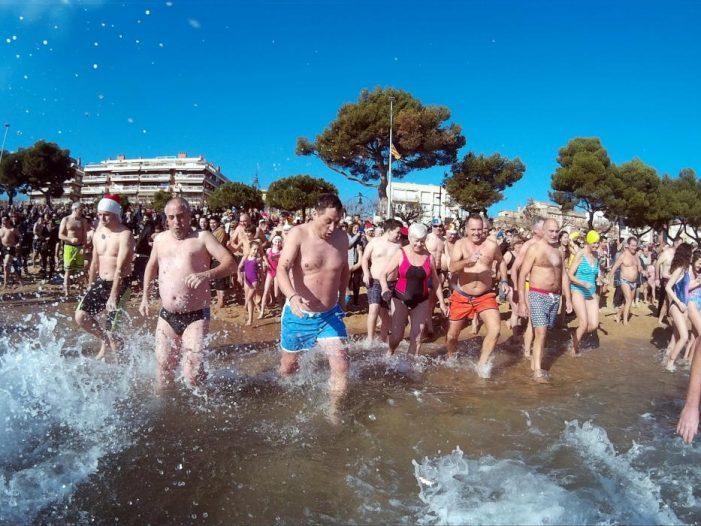 El Primer Bany de Mar de l’any a Sant Feliu de Guíxols suma més participants