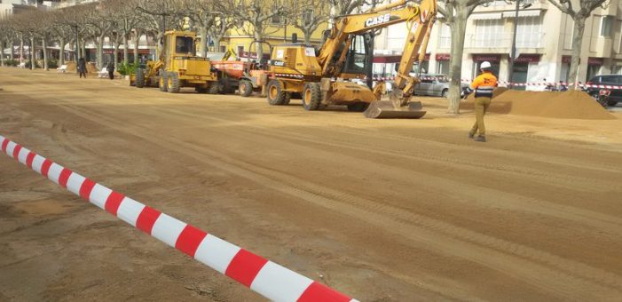 Comencen a renovar tot el sauló al passeig de Sant Feliu