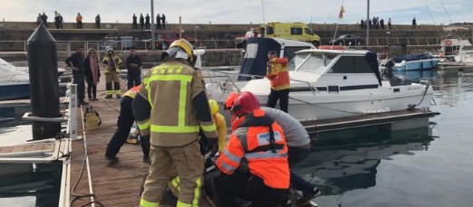 Simulacre d’incendi en una embarcació esportiva al port de Sant Feliu de Guíxols