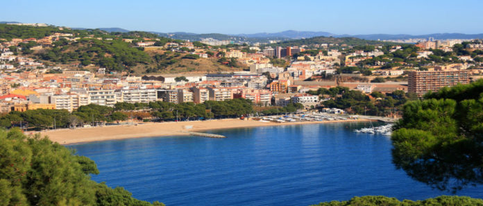 Primeres multes a Sant Feliu de Guíxols per als bancs que tenen pisos buits