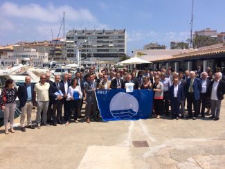 El conseller Rull lliura les banderes blaves a les dues platges urbanes de Sant Feliu