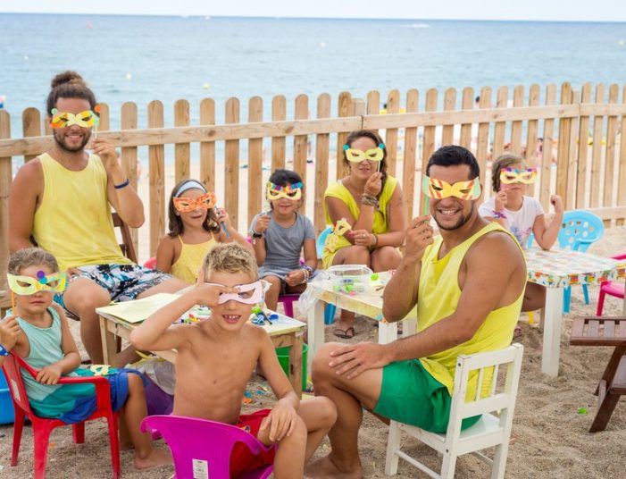 Ioga per a nadons a la platja gran de Platja d’Aro