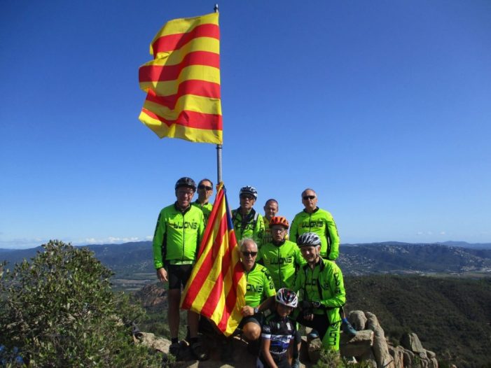 Renovació de la senyera del Puig de les Cols