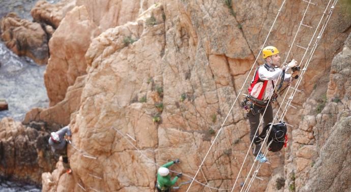 Un jove cau d’uns 12 metres al mar fent la via ferrada de la cala del Molí de Sant Feliu