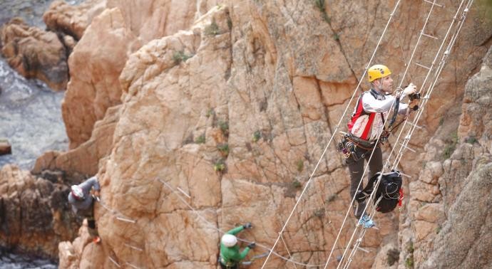 Un jove cau d’uns 12 metres al mar fent la via ferrada de la cala del Molí de Sant Feliu