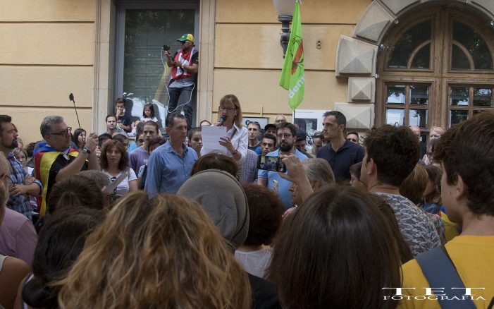 Imatges de la multitudinària manifestació durant l’aturada general