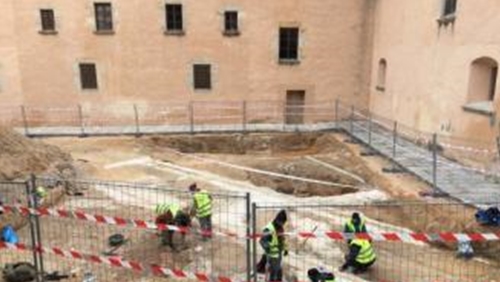 Excaven arqueològicament a la plaça del monestir on anirà l’edifici del Thyssen