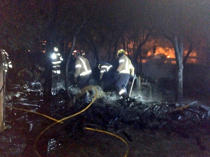 Els bombers apaguen un incendi al costat d’una masia de Romanyà