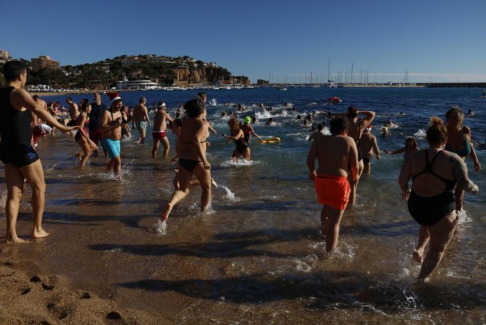 Més de 300 nedadors en el primer bany de l’any a la platja de Sant Feliu