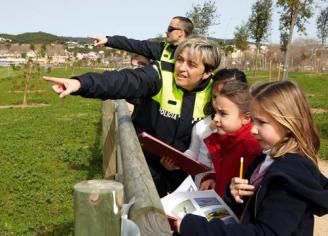 Reconeixen la tasca educativa de la Policia Local de Platja d’Aro amb els estudiants