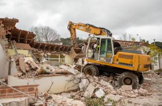 Inicien l’enderroc de l’antiga escola Vall d’Aro per construir-hi el nou centre cívic