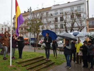 Sant Feliu celebra l’acte institucional d’hissada de la bandera republicana