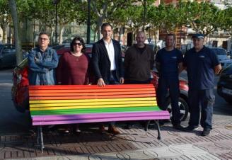 Sant Feliu de Guíxols instal·la tres bancs amb l’Arc Iris de LGTBI