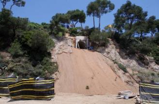 Els tècnics de Platja d’Aro analitzen la restauració del talús del xalet de Xavi