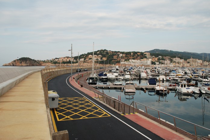 Asfalten la carretera del port de Sant Feliu de Guíxols