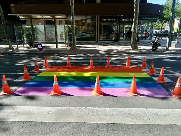 Castell-Platja d’Aro i S’Agaró se suma a la commemoració del Dia Internacional de l’Orgull LGBT pintant la bandera de l’arc d’iris a la via pública o la lectura d’un manifest reivindicatiu