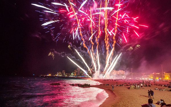 L’estiu ja és aquí i Castell-Platja d’Aro i S’Agaró es prepara per viure un cap de setmana de molta festa, foc i màgia, música, castells i activitats familiars L’estiu ja és aquí i Castell-Platja d’Aro i S’Agaró es prepara per viure un cap de setmana de molta festa, foc i màgia, música, castells i activitats familiars