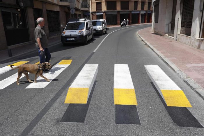 Sant Feliu té un pas de zebra en 3D per millorar la seguretat dels vianants