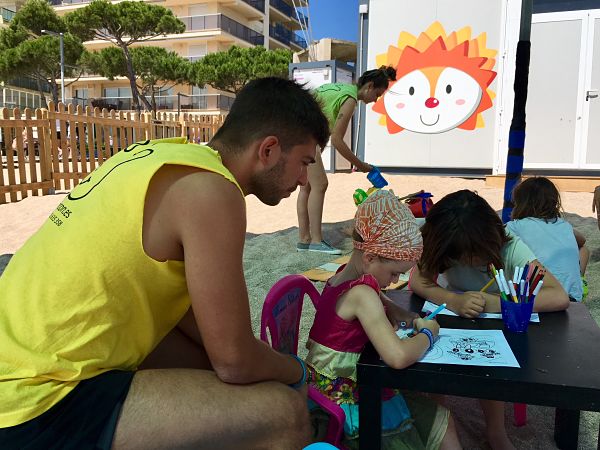 El Mini Club de la Platja Gran de Platja d’Aro, que cada estiu visiten més de 3.000 infants, estrena nova ubicació i tallers