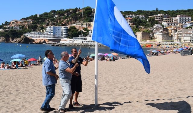 Hissada de bandera blava a Sant Feliu de Guíxols Hissada de bandera blava a Sant Feliu de Guíxols