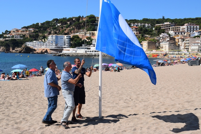 Hissada de bandera blava a Sant Feliu de Guíxols