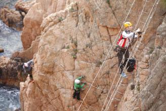 Rescaten una noia a la via ferrata de Sant Feliu que no podia continuar el trajecte