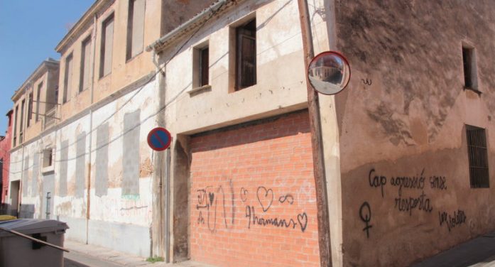 L’Ajuntament de Sant Feliu traurà l’amiant d’una nau abandonada al carrer del Sol L’Ajuntament de Sant Feliu traurà l’amiant d’una nau abandonada al carrer del Sol
