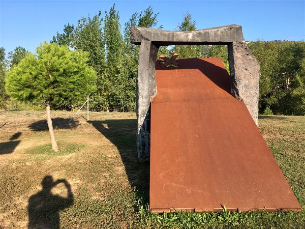 Manel Àlvarez exposa 15 peces de gran format en el Parc dels Estanys de Platja d’Aro que ha estrenat l’horari d’hivern aquest mes d’octubre