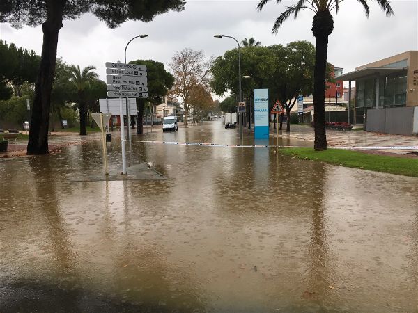 El temporal de pluja provoca inundacions, talls de carreteres i una pujada forta del cabal del Ridaura a Castell-Platja d’Aro i S’Agaró