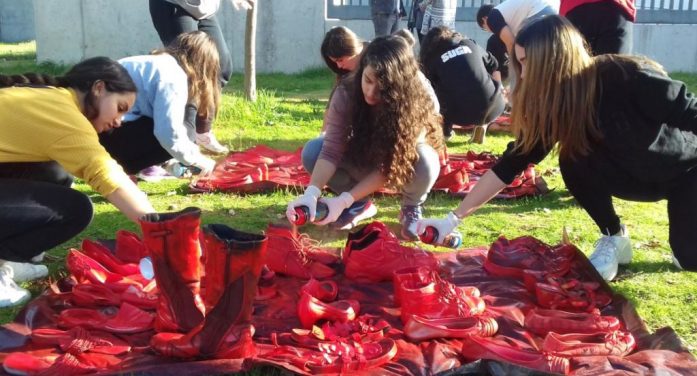 Alumnes de secundària pinten les sabates vermelles contra la Violència Masclista de Santa Cristina d’Aro Alumnes de secundària pinten les sabates vermelles contra la Violència Masclista de Santa Cristina d’Aro