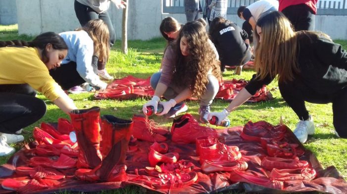 Alumnes de secundària pinten les sabates vermelles contra la Violència Masclista de Santa Cristina d’Aro