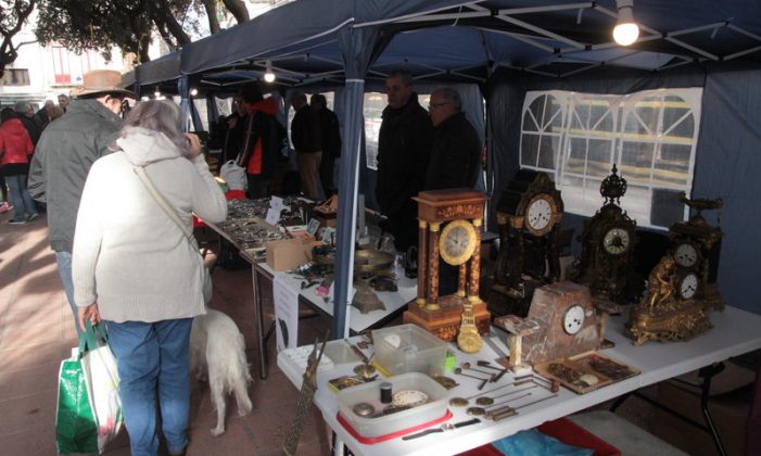 La primera fira del rellotge atrau col·leccionistes fins a Sant Feliu