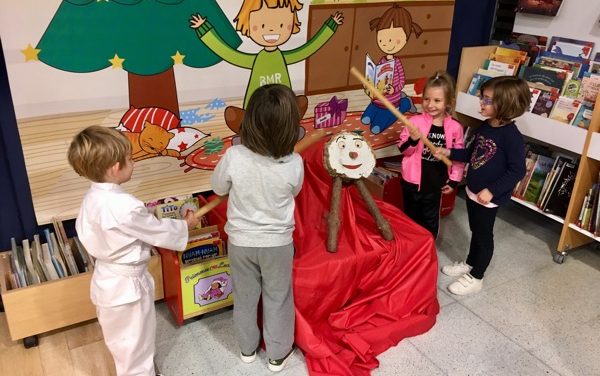 Més de 260 nens, nenes i infants han cagat aquest dijous a la tarda el Tió de la Biblioteca Municipal Mercè Rodoreda de Platja d’Aro Més de 260 nens, nenes i infants han cagat aquest dijous a la tarda el Tió de la Biblioteca Municipal Mercè Rodoreda de Platja d’Aro
