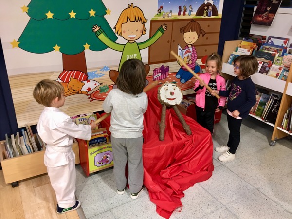 Més de 260 nens, nenes i infants han cagat aquest dijous a la tarda el Tió de la Biblioteca Municipal Mercè Rodoreda de Platja d’Aro