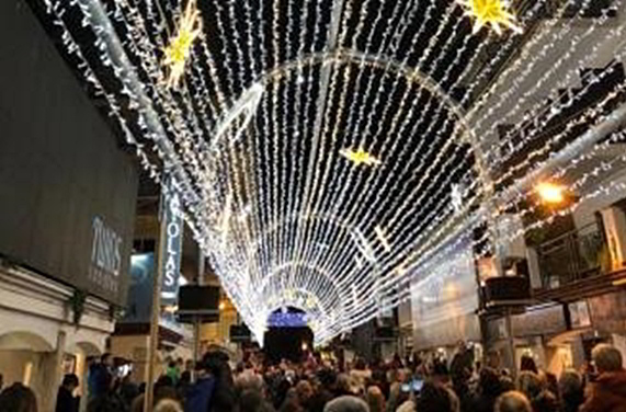 Platja d’Aro encén el túnel de llums de Nadal