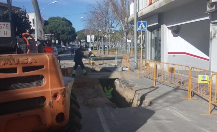 Avancen feina per reforçar el clavegueram al nucli comercial de Platja d’Aro