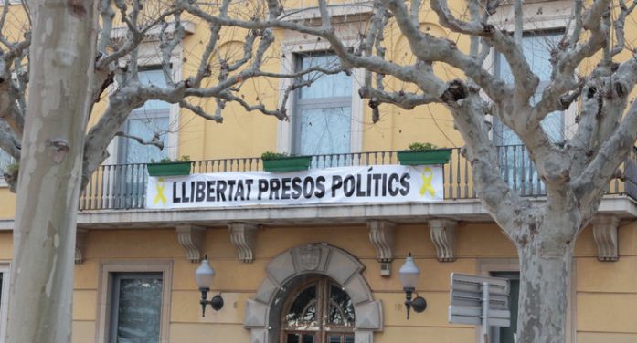 Arrenquen de nit estelades i la pancarta pels presos Arrenquen de nit estelades i la pancarta pels presos