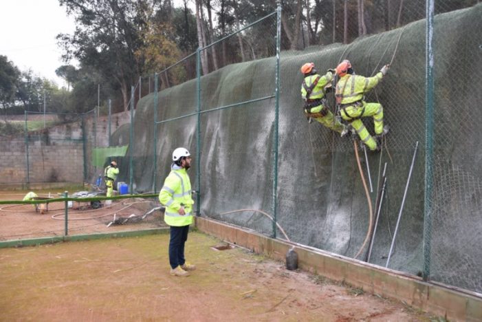 Obres al talús del Club Tennis Guíxols